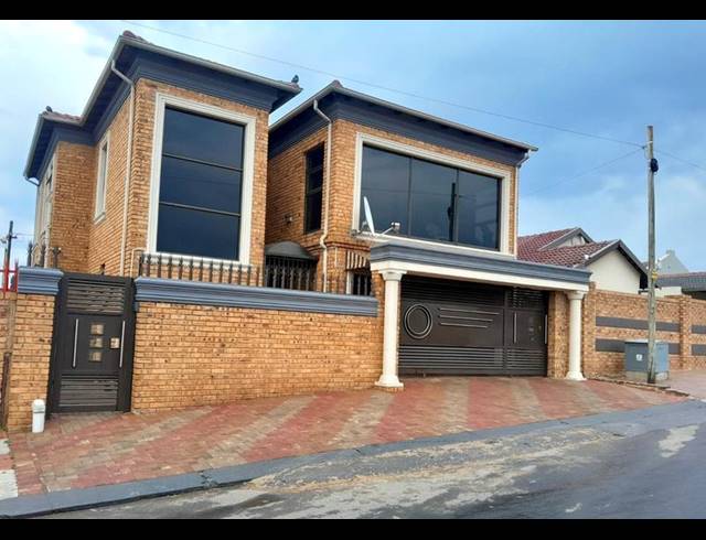 4 BEDROOM HOUSE FOR SALE IN KAGISO